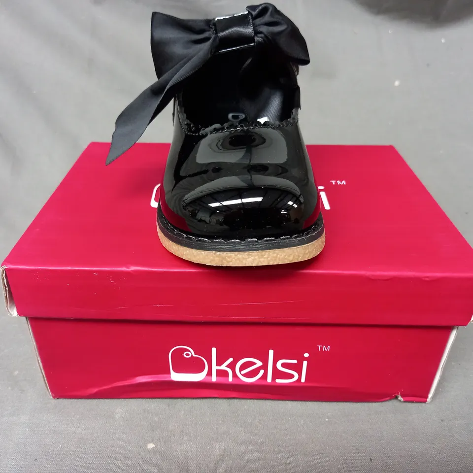 BOXED PAIR OF KELSI KIDS SHOES IN BLACK SIZE 6