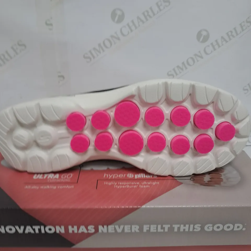 BOXED SKETCHERS GO WALK SHOES IN BLACK SIZE 7