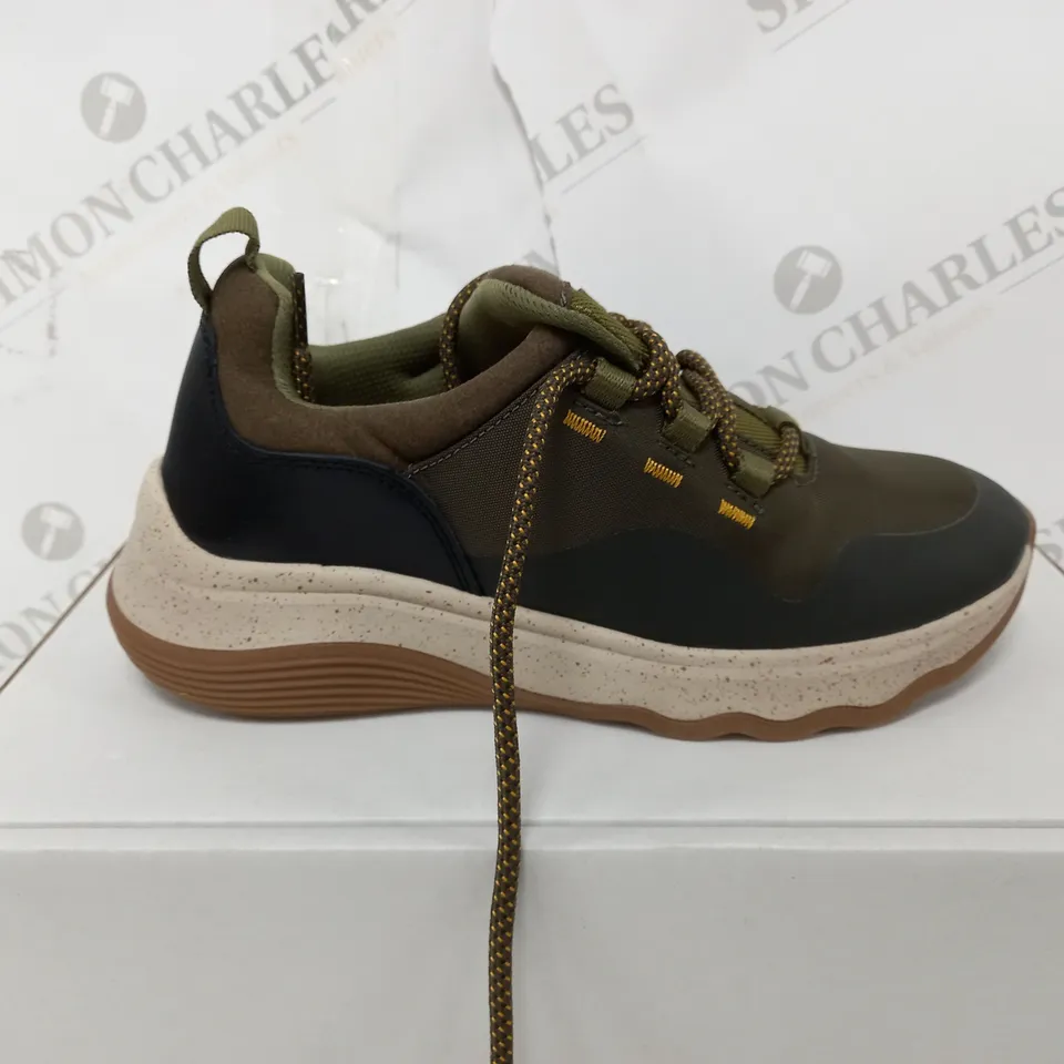 BOXED PAIR OF CLARKS JAUNT SHOES DARK OLIVE SIZE 5