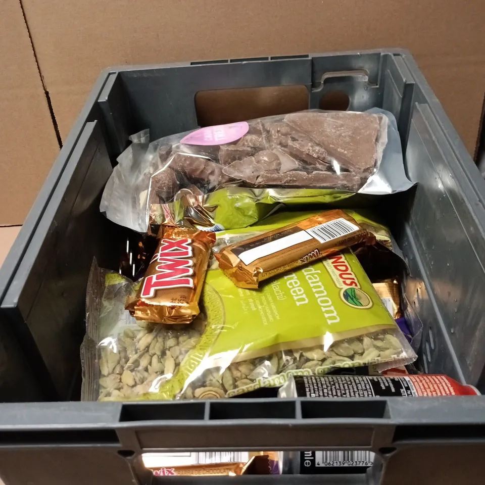 TOTE OF APPROXIMATELY 20 ASSORTED FOOD/DRINK ITEMS TO INCLUDE CADBURY TREATS, PEPSI MAX TROPICAL, CARDAMOM GREEN, TWIX ETC