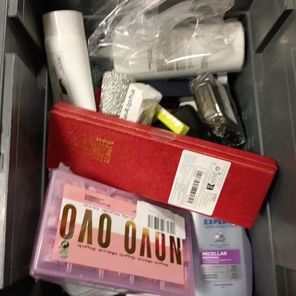 APPROXIMATEY 20 ASSORTED HEALTH AND BEAUTY PRODUCTS TO INCLUDE - SANEX EXPERT SHOWER GEL - THE BLACK STUFF SOAP AND BPERFECT SKIN FUSION SKIN TINT