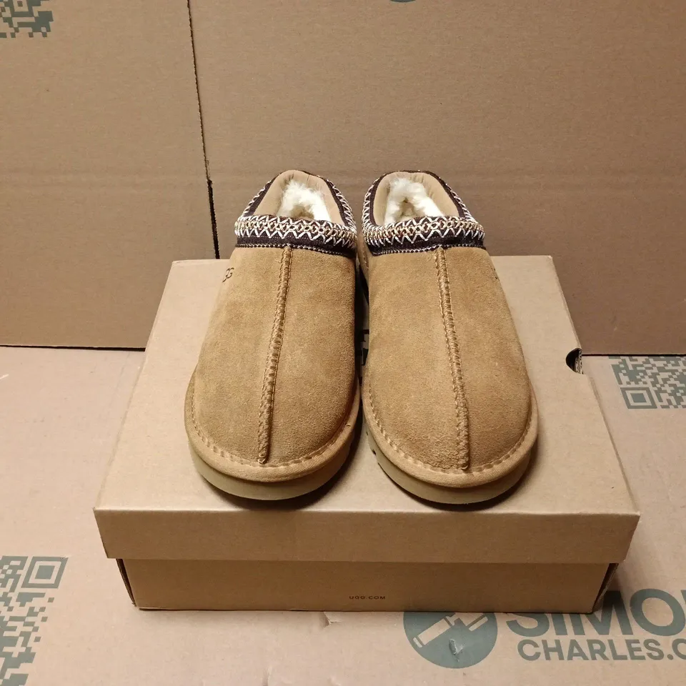 BOXED PAIR OF UGG WOMENS DAKOTA IN BROWN - UK 6