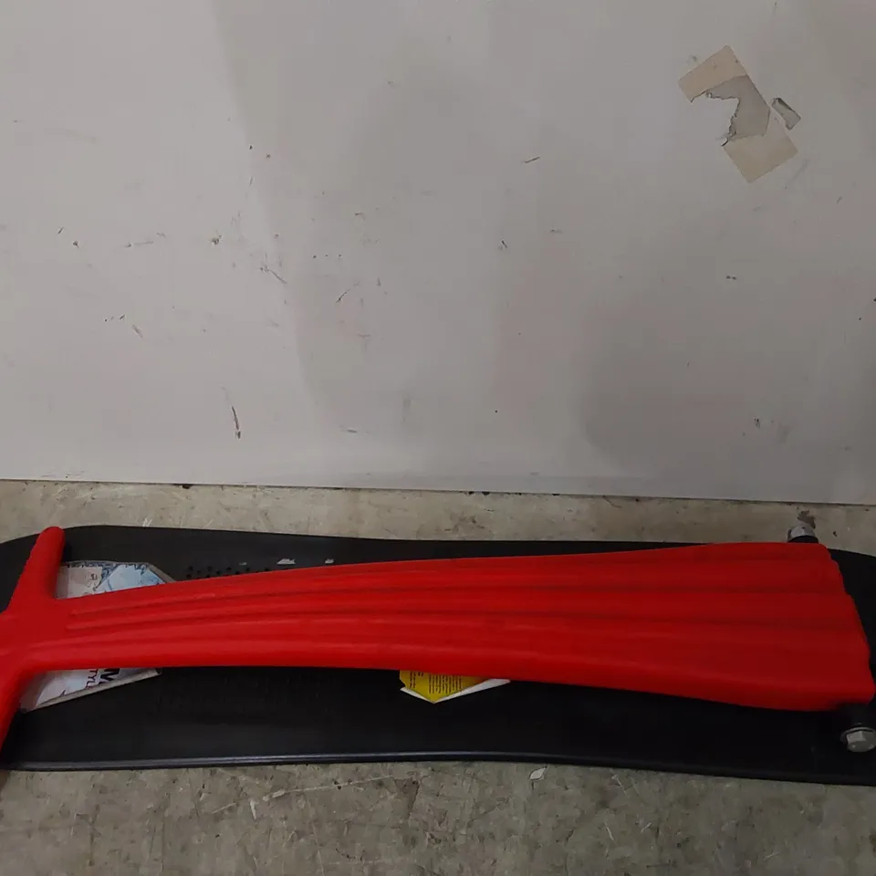 CHILDREN'S SNOWBOARD WITH HANDLE (1 ITEM)