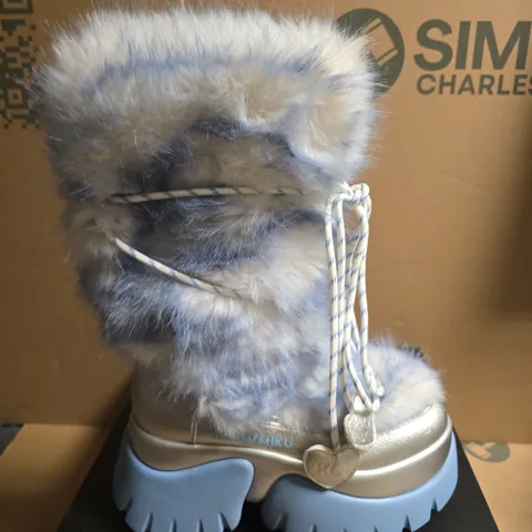 BOXED PAIR OF KOI SNOW MIKU FLUFFY MONSTER LONG BOOTS – WHITE/BLUE, UK 4