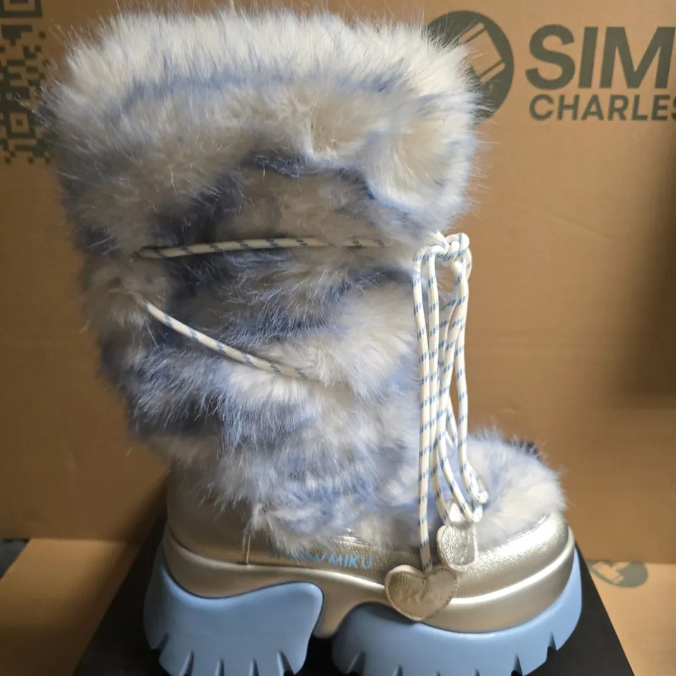 BOXED PAIR OF KOI SNOW MIKU FLUFFY MONSTER LONG BOOTS – WHITE/BLUE, UK 4
