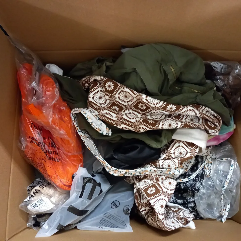 LOT OF APPROX 20 ASSORTED CLOTHING ITEMS VARYING IN SIZE/COLOUR/STYLE TO INCLUDE: TROUSERS, SKIRTS, TOPS