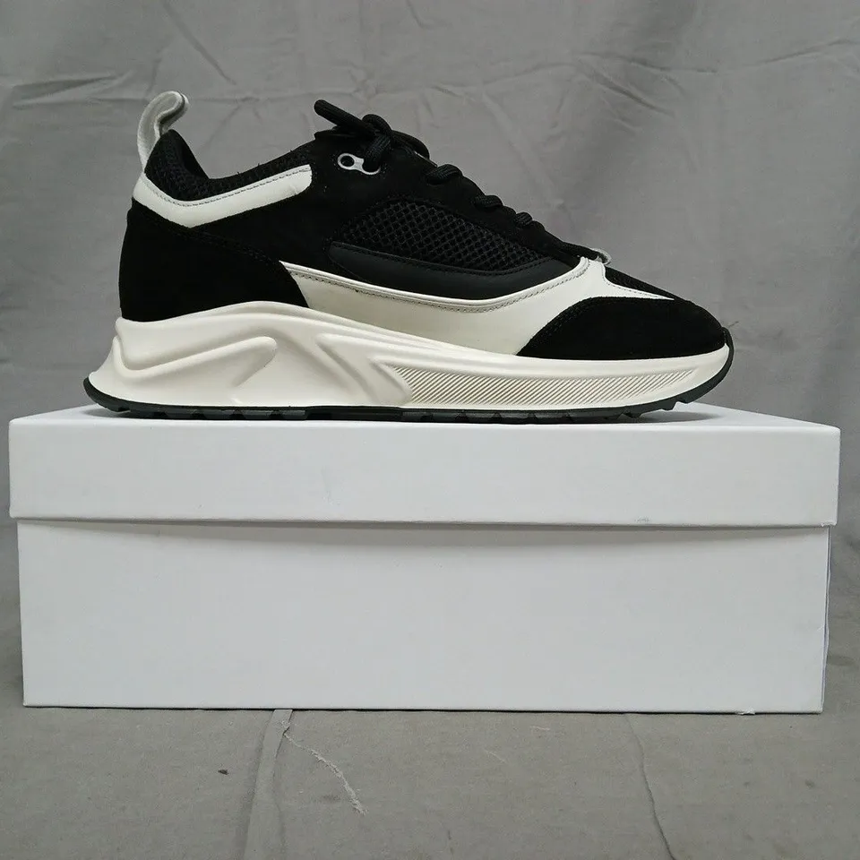 BOXED PAIR OF CLEENS ESSENTIAL RUNNER TRAINERS IN VIPER BLACK/WHITE SIZE UK 9