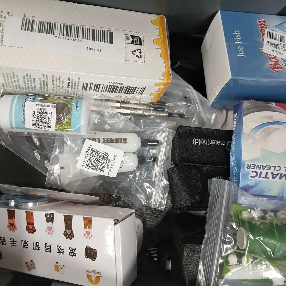 APPROXIMATELY 10 ASSORTED HOUSEHOLD ITEMS TO INCLUDE WALL SPRAY, AUTOMATIC TOILET BOWL CLEANER, ETC