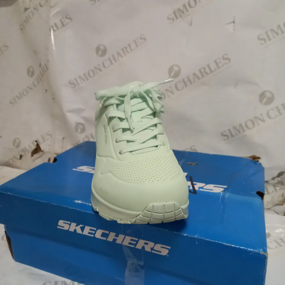 SIZE 7 SKECHERS UNO KICK TRAINERS - MINT