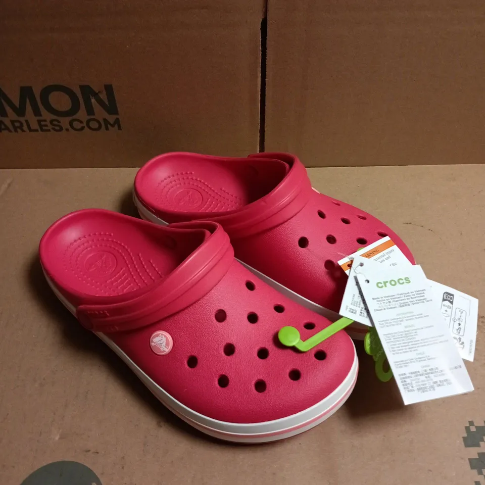 PAIR OF CROCS CROCBAND CLOGS - 6
