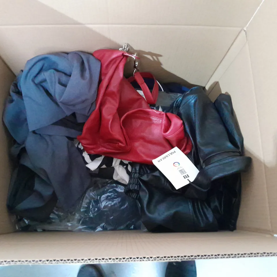 BOX OF APPROXIMATELY 20 ASSORTED CLOTHING AND FASHION ITEMS IN VARIOUS STYLES, SIZES, AND COLOURS - COLLECTION ONLY