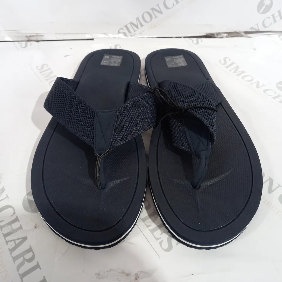 F&F MENS FILP FLOPS SIZE 9/10