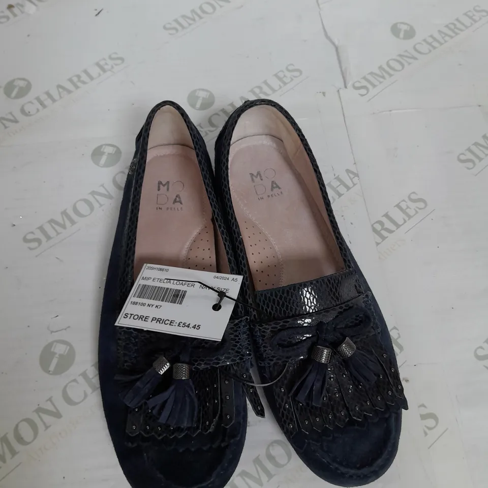 PAIR OF MODA IN PELLE ETHELIA NAVY SUEDE SHOES SIZE 7