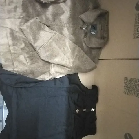 PALLET CONTAINING APPROXIMATELY 100 BRAND NEW DESIGNER WOMEN'S CLOTHES WHICH INCLUDE; JD WILLIAMS JACKETS, TOPS AND SIMILAR CLOTHING ETC