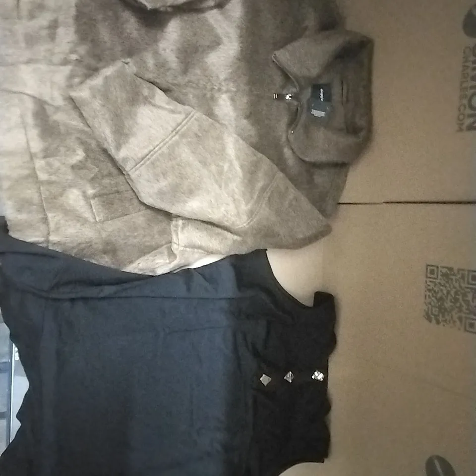 PALLET CONTAINING APPROXIMATELY 100 BRAND NEW DESIGNER WOMEN'S CLOTHES WHICH INCLUDE; JD WILLIAMS JACKETS, TOPS AND SIMILAR CLOTHING ETC