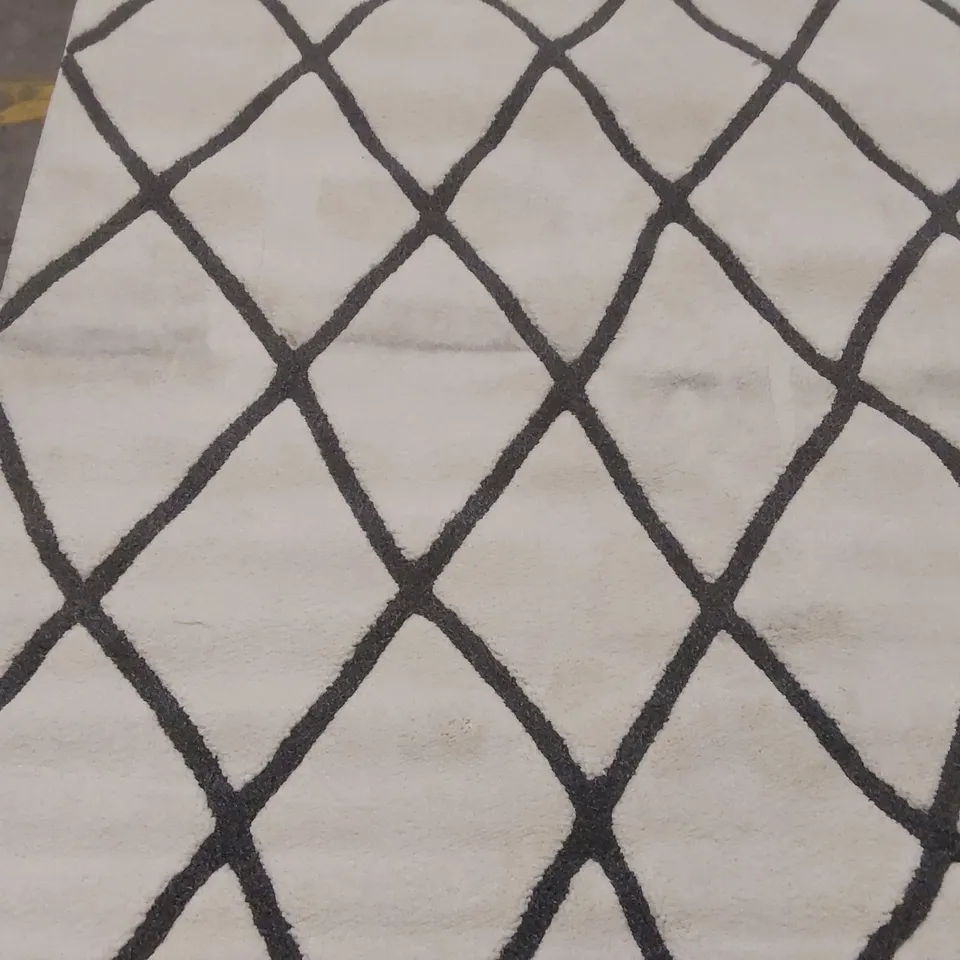 QUALITY DESIGNER AREA RUG - APPROXIMATELY 295 x 195cm