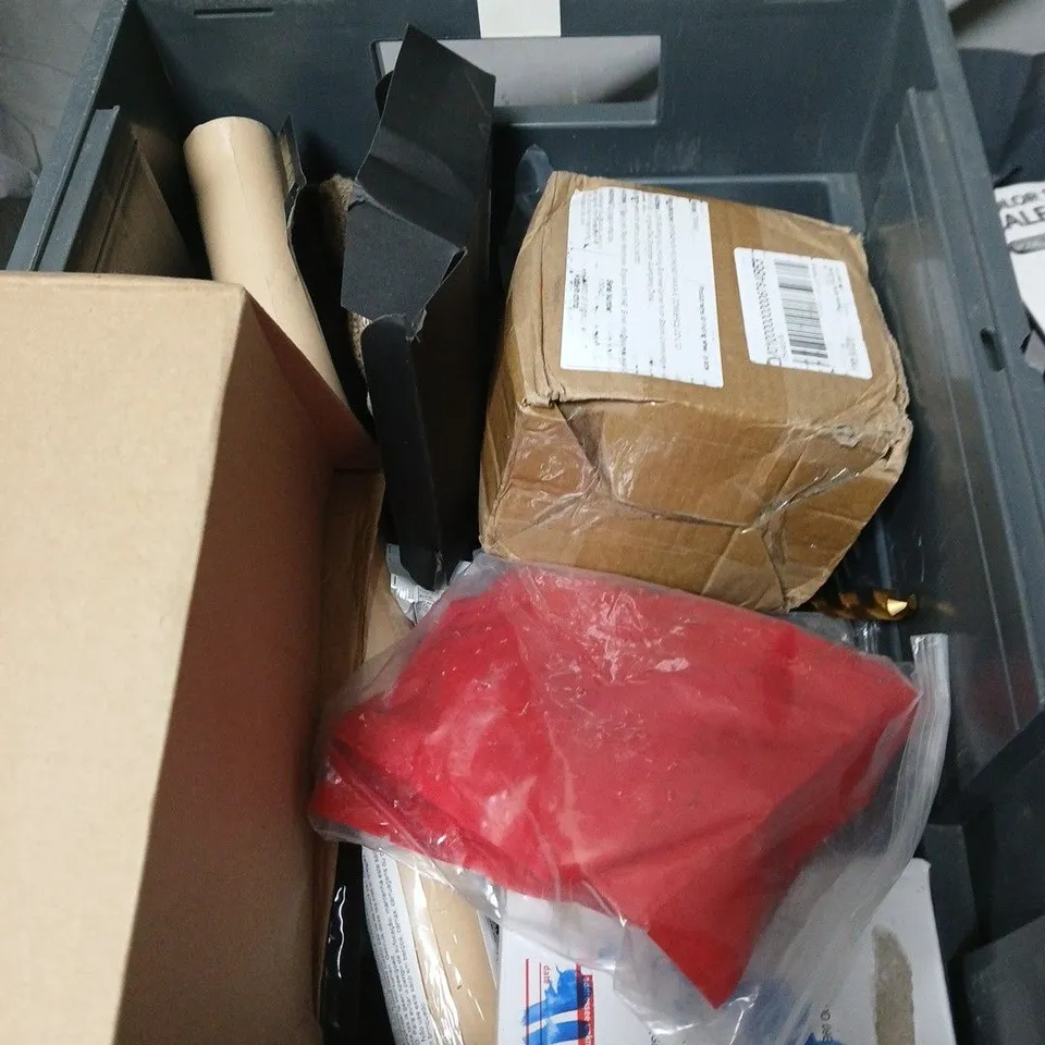 APPROXIMATELY 15 ASSORTED HOUSEHOLD ITEMS INCLUDING IRISH CHRISTMAS DECORATION , COLOUR SCREEN CALENDAR AND UNIBALL PEN 