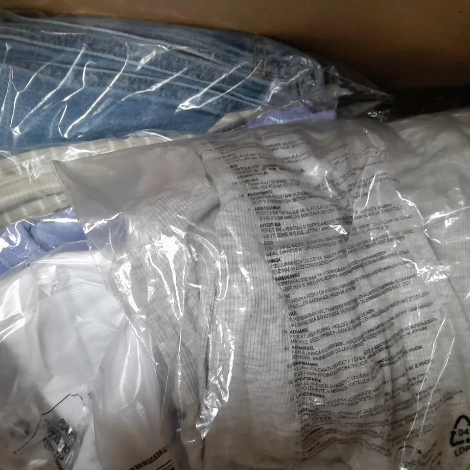 APPROXIMATELY 15 ASSORTED COTTON ON CLOTHING ITEMS TO INCLUDE STELLA HALTER MAXI DRESS IN WHITE SIZE 36EU, LOOSE FIT HOODIE IN BLACK SIZE M, BLAKE DENIM MAXI SKIRT SIZE 44EU