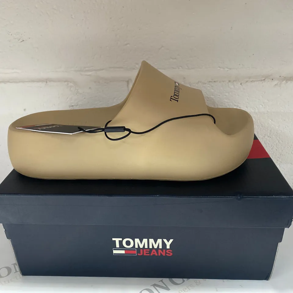 BOXED PAIR OF TOMMY JEANS FLATFORM POOL SLIDERS SIZE 4