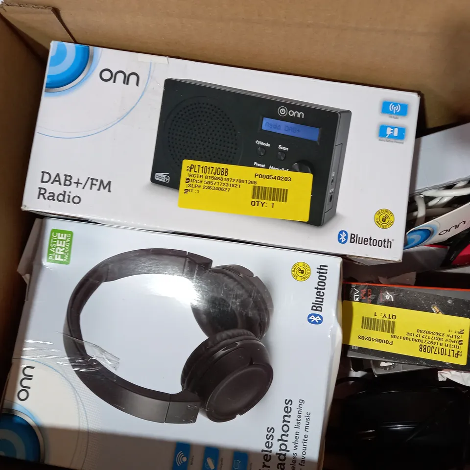 LOT OF APPROX. 10 X ITEMS TO INCLUDE ONE FOR ALL SV9305 HDTV INDOOR AERIAL ANTENNA, BLACKWEB POWER BANK, ONN DAB+/FM RADIO, ETC.