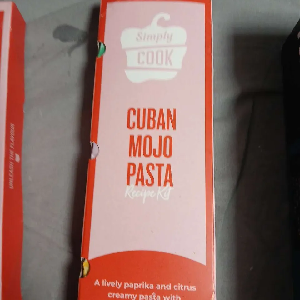BOX OF APPROXIMATELY 11 ASSORTED FOOD ITEMS INCLUDING  KIND BARS, STOP ’N POP POPCORN, SIMPLY COOK CUBAN MOJO PASTA AND JAPANESE SEARED STEAK KITS