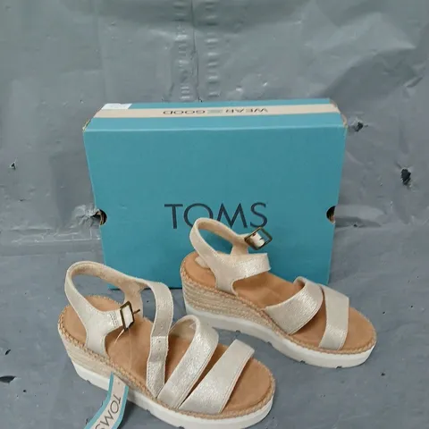 BOXED PAIR OF TOMS DARYA CHAMPAGNE SANDALS UK 3