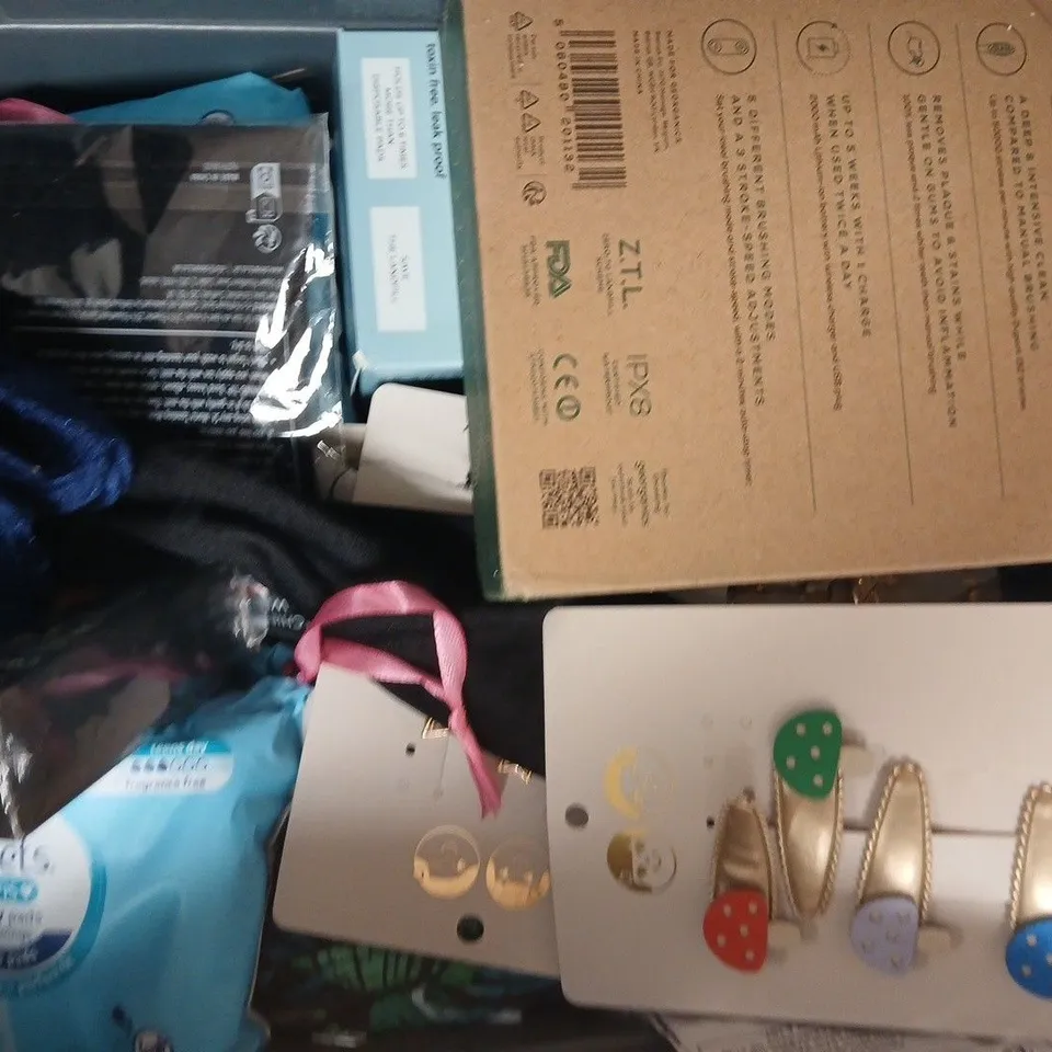 APPROXIMATELY 12 ASSORTED COSMETIC ITEMS INCLUDING VARIOUS MAKES AND BRANDS - COLLECTION ONLY