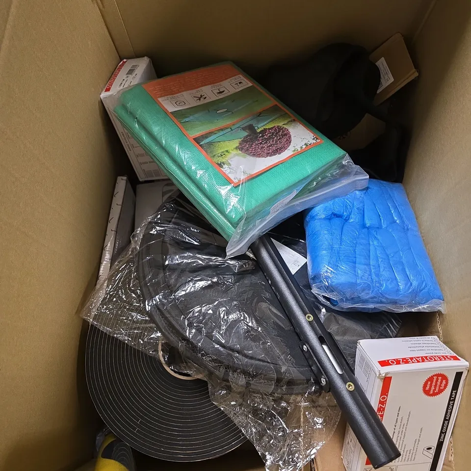 BOX OF APPROXIMATELY 10 ASSORTED HOUSEHOLD ITEMS TO INCLUDE - DIGITAL KITCHEN SCALE - MAGNETIC KNIFE RACK - SIMPLE HUMAN EXTRA STRONG BIN LINERS - ETC - COLLECTION ONLY