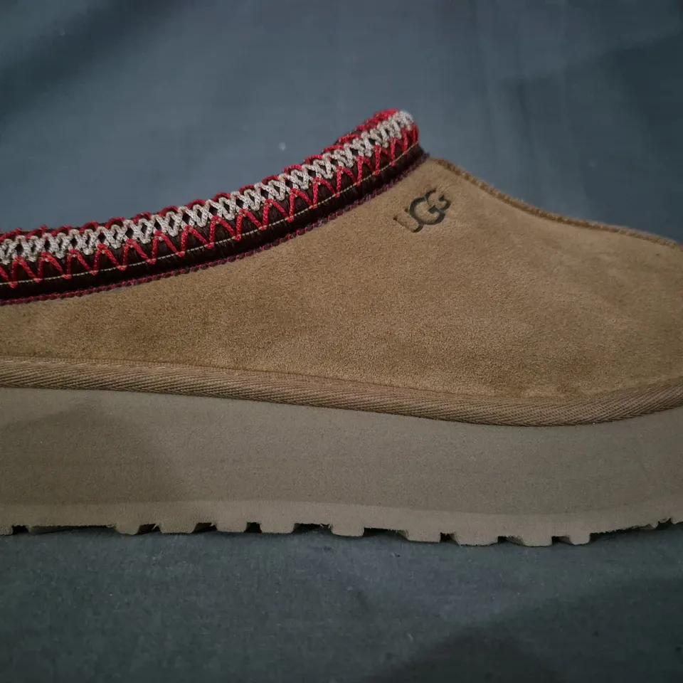 BOXED PAIR OF UGG SHOES IN TAN UK SIZE 7