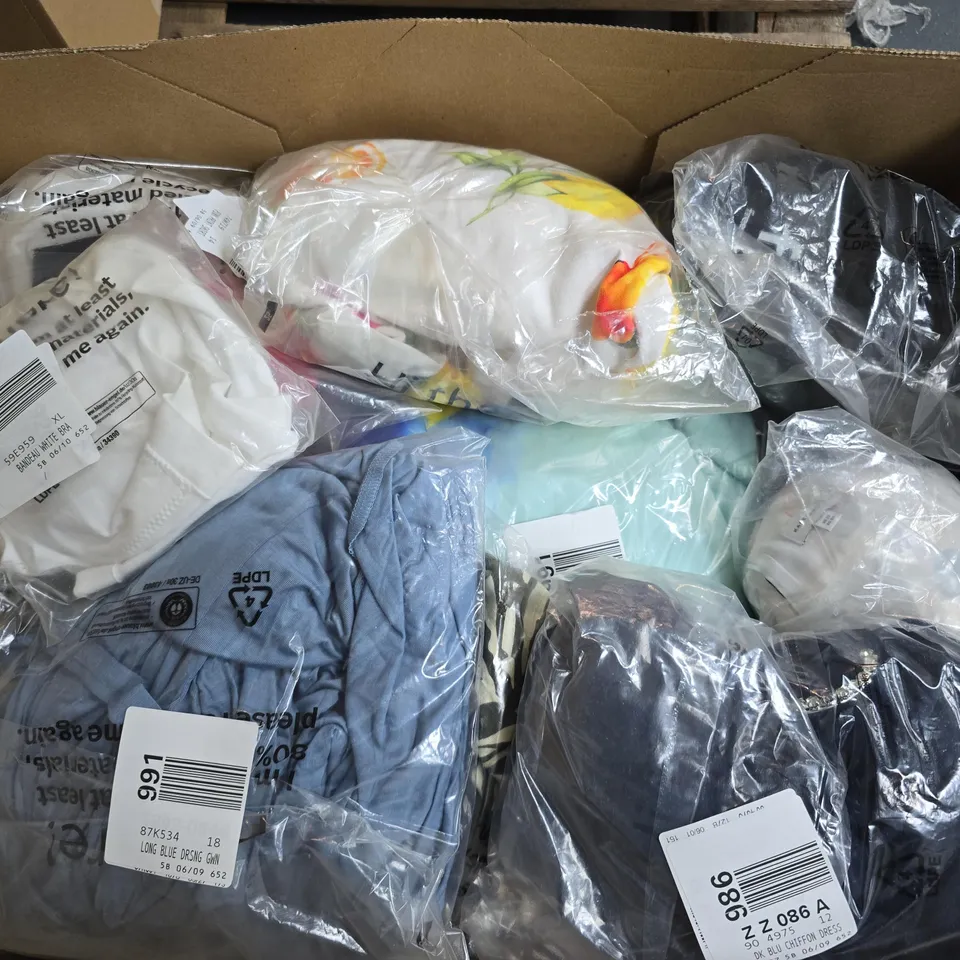 APPROXIMATELY 23 ASSORTED CLOTHING ITEMS IN VARIOUS SIZES, STYLES & SIZES TO INCLUDE BLACK WIDE LEG TROUSERS , CICLE LACE TOP , ETC - COLLECTION ONLY 