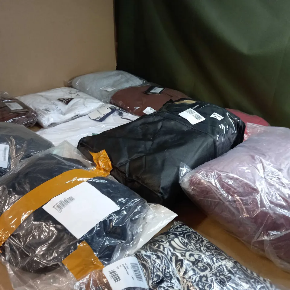LOT OF APPROX 20 ASSORTED CLOTHING ITEMS VARYING IN SIZE/COLOUR/STYLE TO INCLUDE: TROUSERS, SKIRTS, TOPS