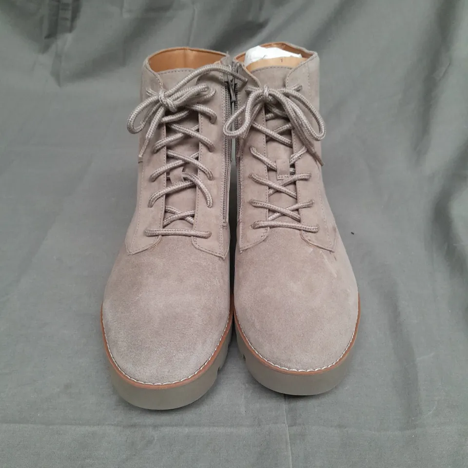 VIONIC LARSON LACE UP BOOTS SIZE 6.5 