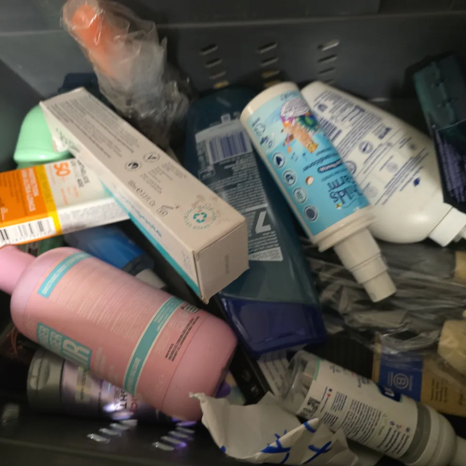 APPROXIMATELY 15 ASSORTED HEALTH & BEAUTY PRODUCTS TO INCLUDE SHAMPOOS, CONDOMS AND AVEENO BABY