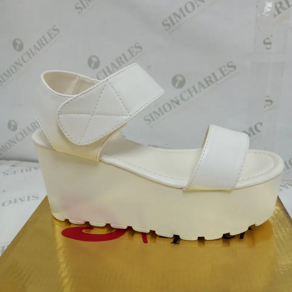 BOX OF APPROXIMATELY 5 ASSORTED PAIRS OF SHOES TO INCLUDE LOW SPIKE SHOES, GOLD HIGH HEELS, WHITE PLATFORM SHOES ETC