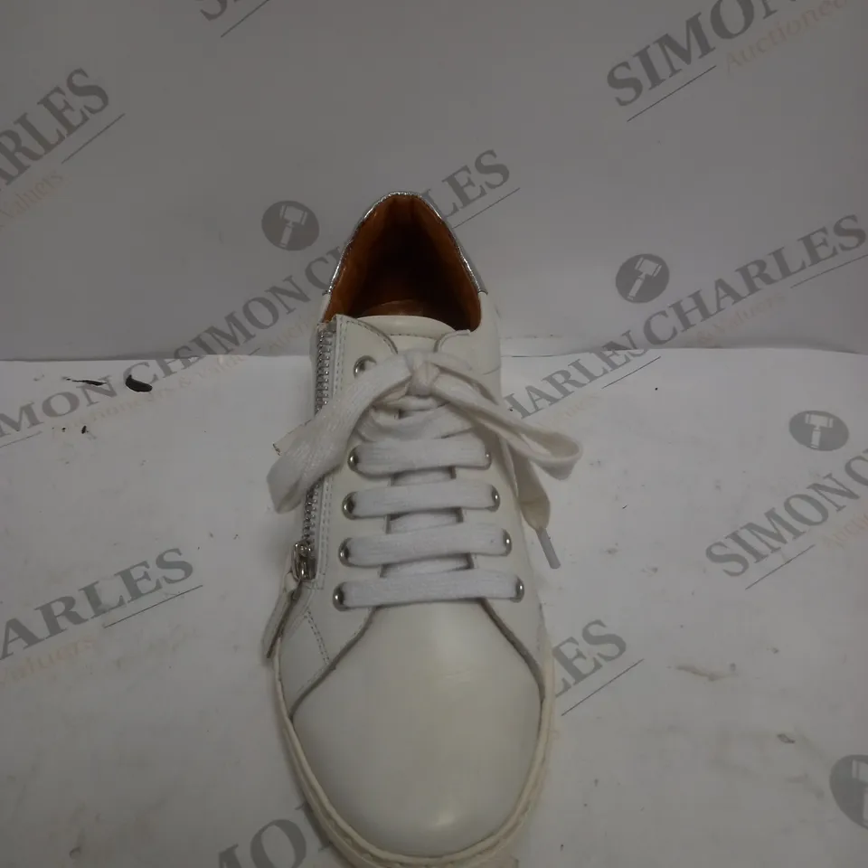BOXED PAIR OF MAISON DE NIMES LEATHER ZIP SIDE TRAINERS IN WHITE - SIZE 5
