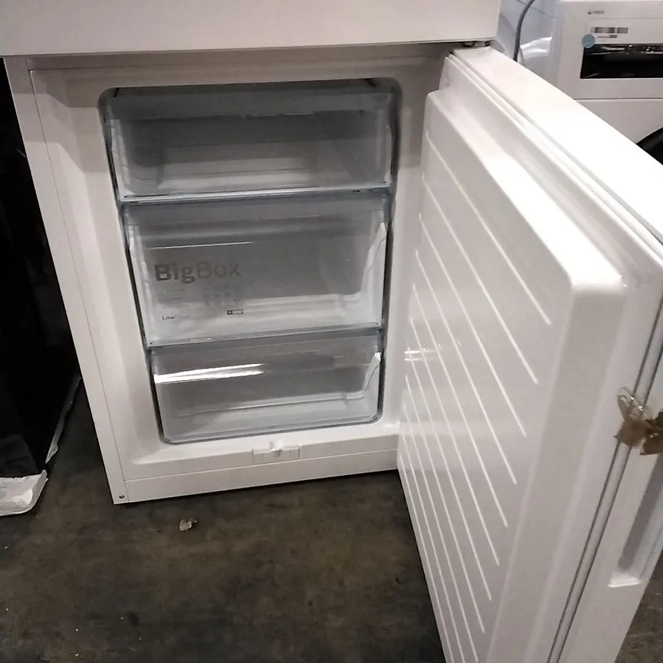 BOSCH FREESTANDING 70/30 FRIDGE FREEZER IN WHITE - KVG39VWEAG