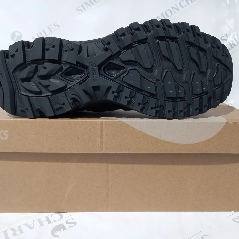 BOXED PAIR OF ASICS SHOES IN BLACK UK SIZE 10