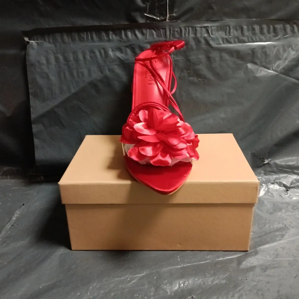 BOXED PAIR OF SIMMI LONDON OPEN TOE STILETTO HEELED SANDALS IN RED W. FLORAL DETAIL SIZE UK 5