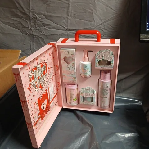 PLOUISE WRAPPED & READY TRAVEL BEAUTY GIFT SET – STRAWBERRY SNOWFLAKE 