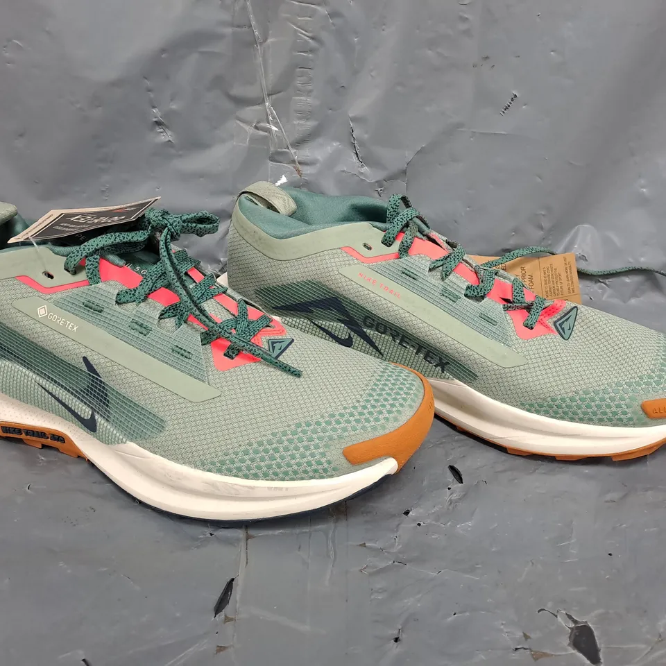 BOXED PAIR OF NIKE PEGASUS TRAIL T GTX SHOES IN GREEN/MULTI SIZE UK 7