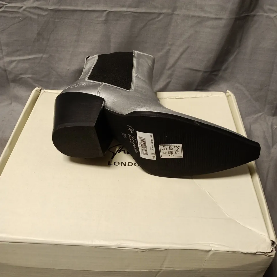 OFF THE HOOK LONDON SILVER METALLIC CHELSEA BOOTS – WOMEN'S SIZE 5.5 BOXED