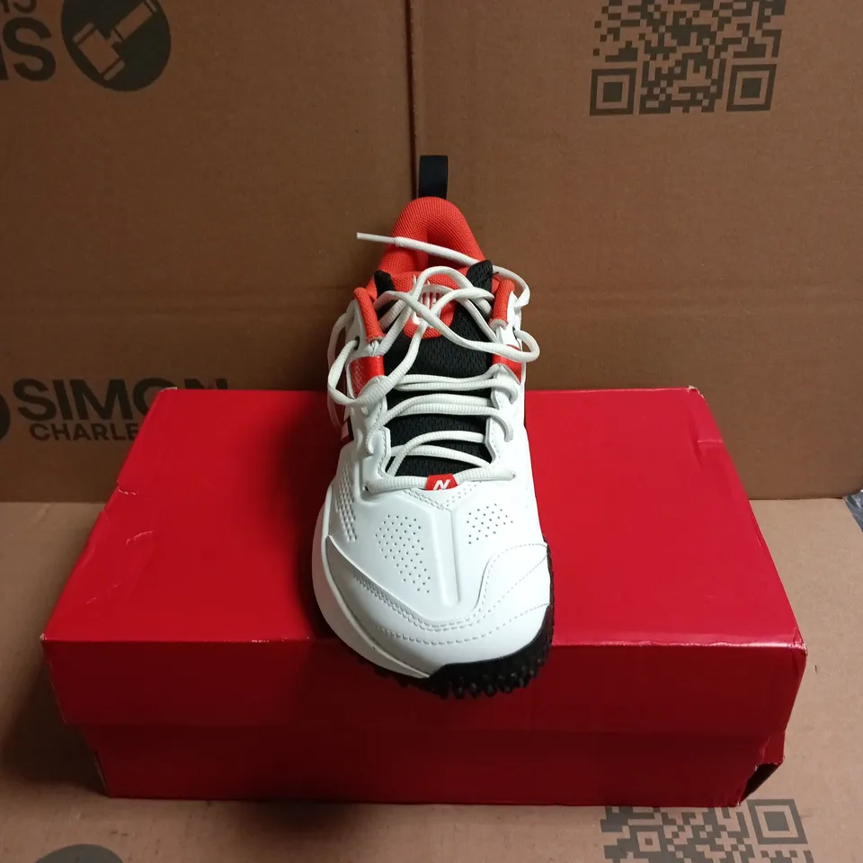 BOXED PAIR OF NEW BALANCE CK4020 CRICKET TRAINERS - 7.5
