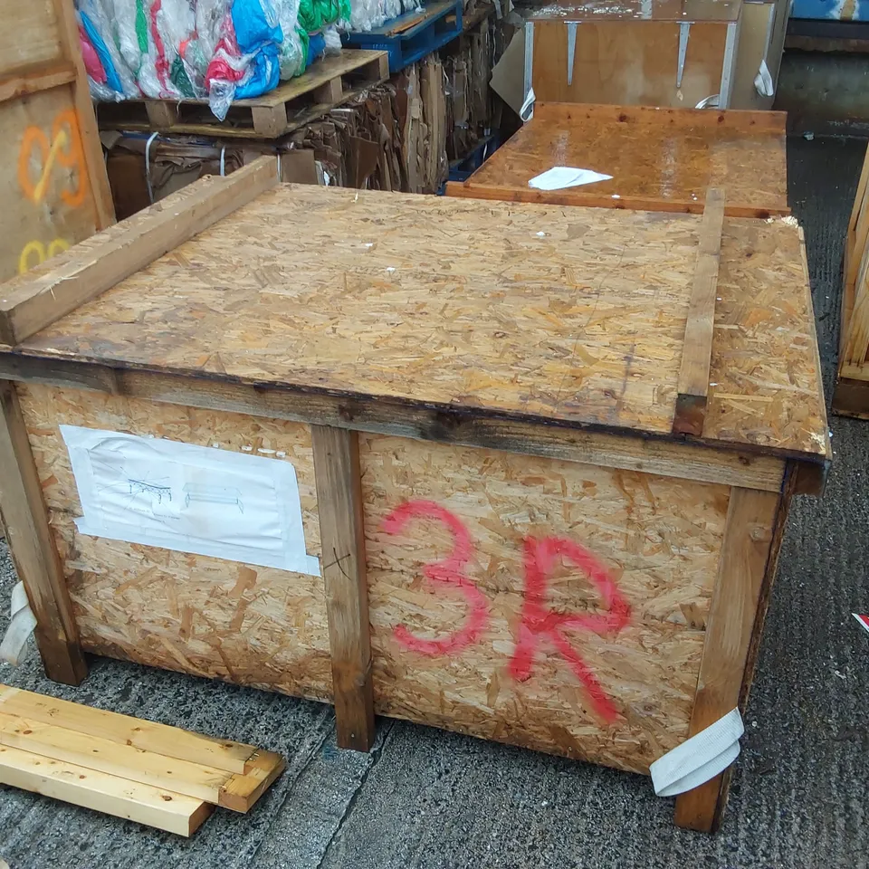 EMPTY WOODEN SHIPPING CRATE - APPROXIMATELY 1.6 x 1.15 x 0.9m