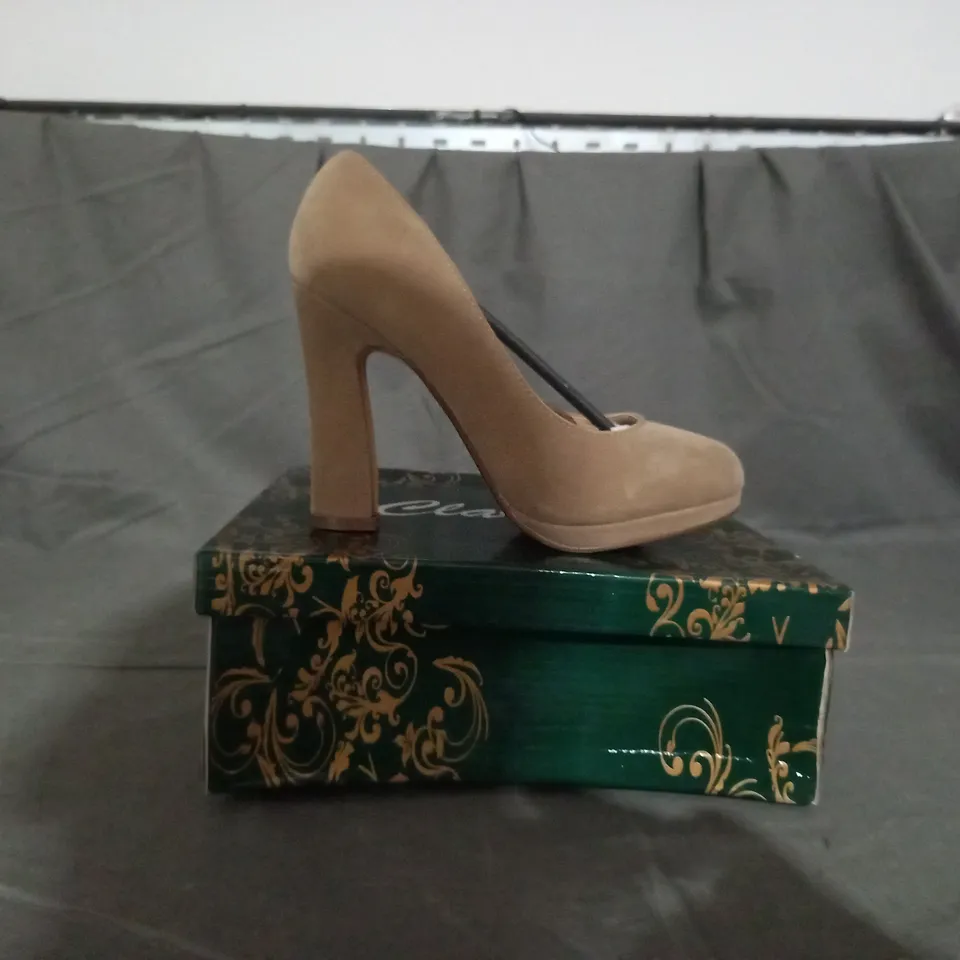APPROXIMATELY 10 BOXED PAIRS OF CLARA'S BLOCK HEELED SHOES IN CAMEL VARIOUS SIZES TO INCLUDE SIZE 36EU 