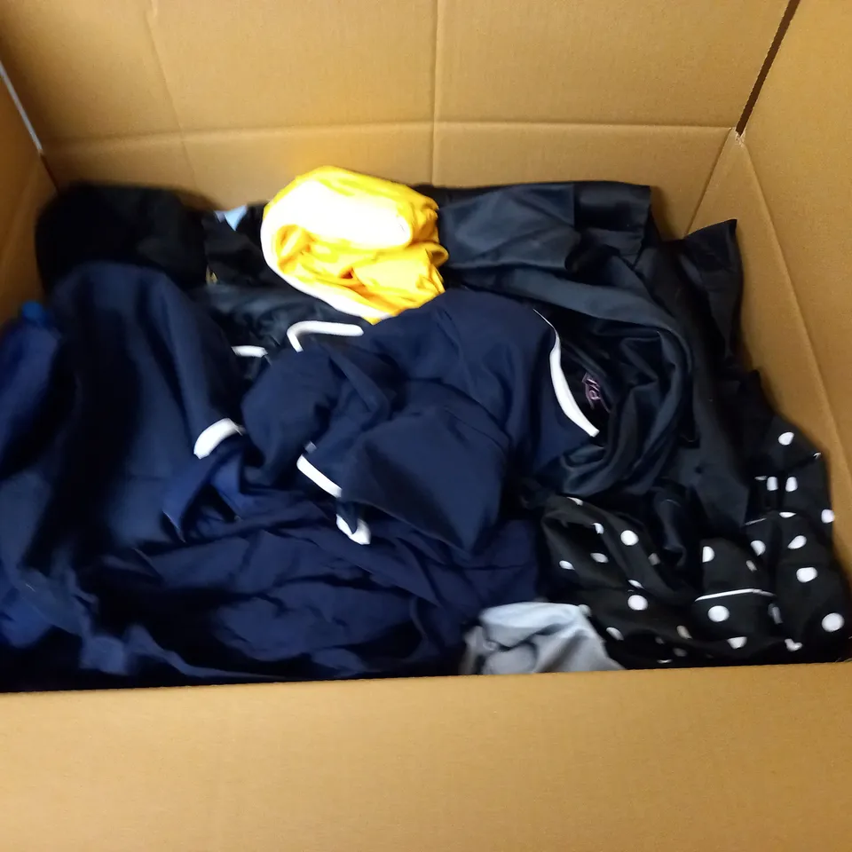 LARGE QUANTITY OF ASSORTED CLOTHING ITEMS 