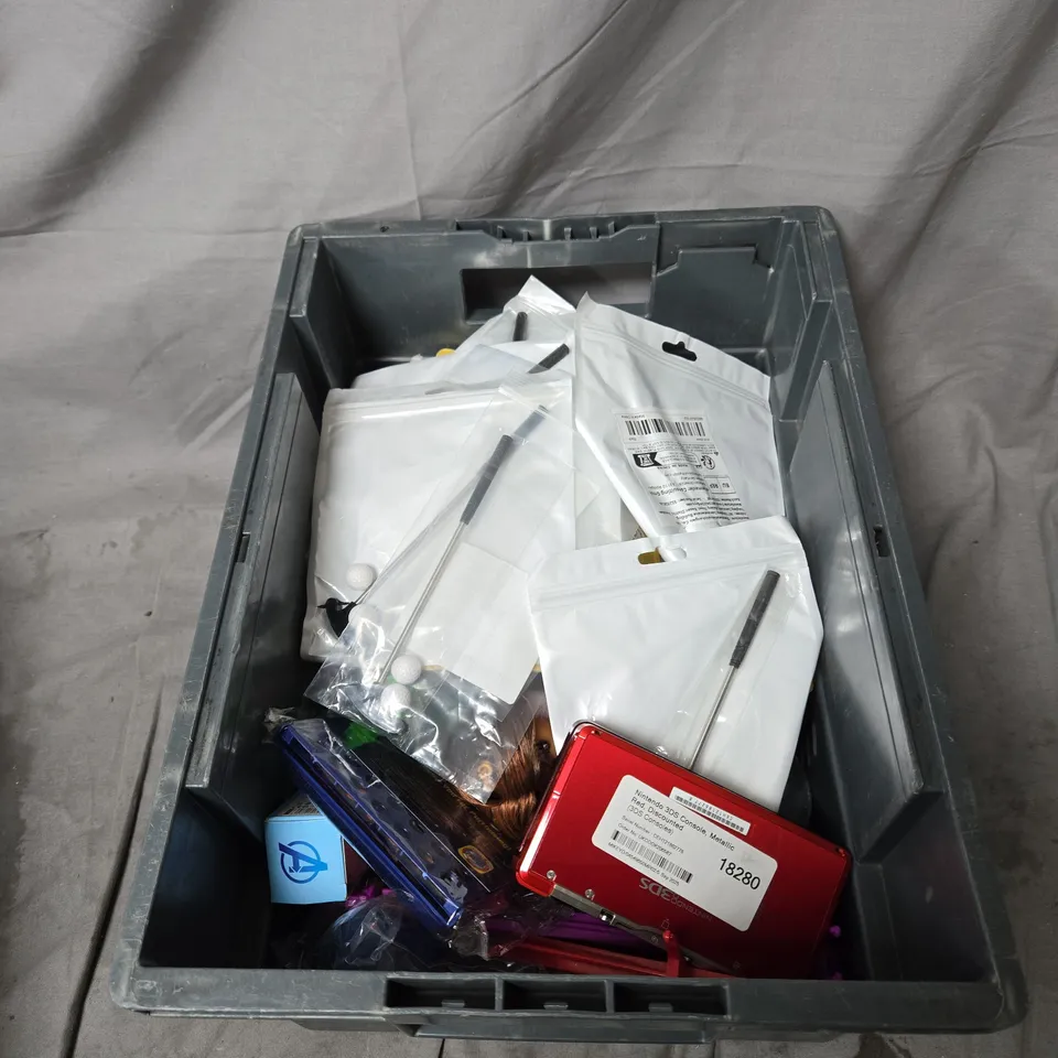 APPROXIMATELY 20 ASSORTED ITEMS OF TOYS AND GAMES INCLUDING NINTENDO 3DS, MUSTACHE SET, DISNEY TOP TRUMPS AND SOFT TOY