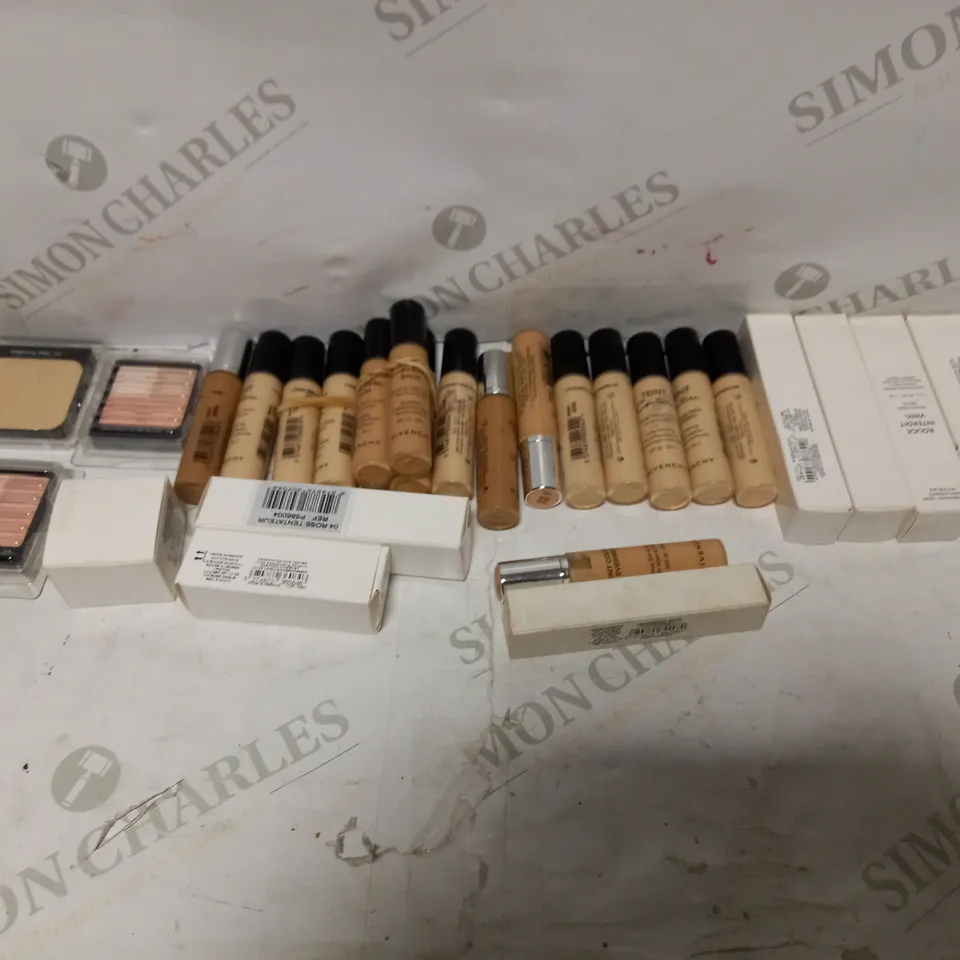 LOT OF APPROXIMATELY 26 GIVENCHY PRODUCTS TO INCLUDE TEINT COUTURE FLUID FOUNDATION 01 ELEGANT PORCELAIN, BLUSH QUARTET INSPIRATION ROSE 021, ROUGE INTERDIT VINYL LIPSTICK - 04 ROSE TENTATUER, ETC