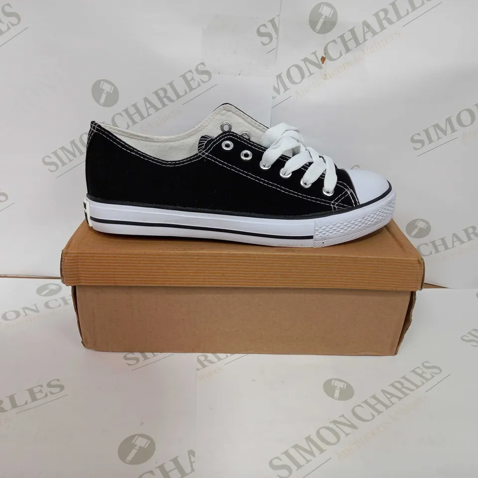 CONVERSE ALL STAR IN BLACK & WHITE - EU 40 