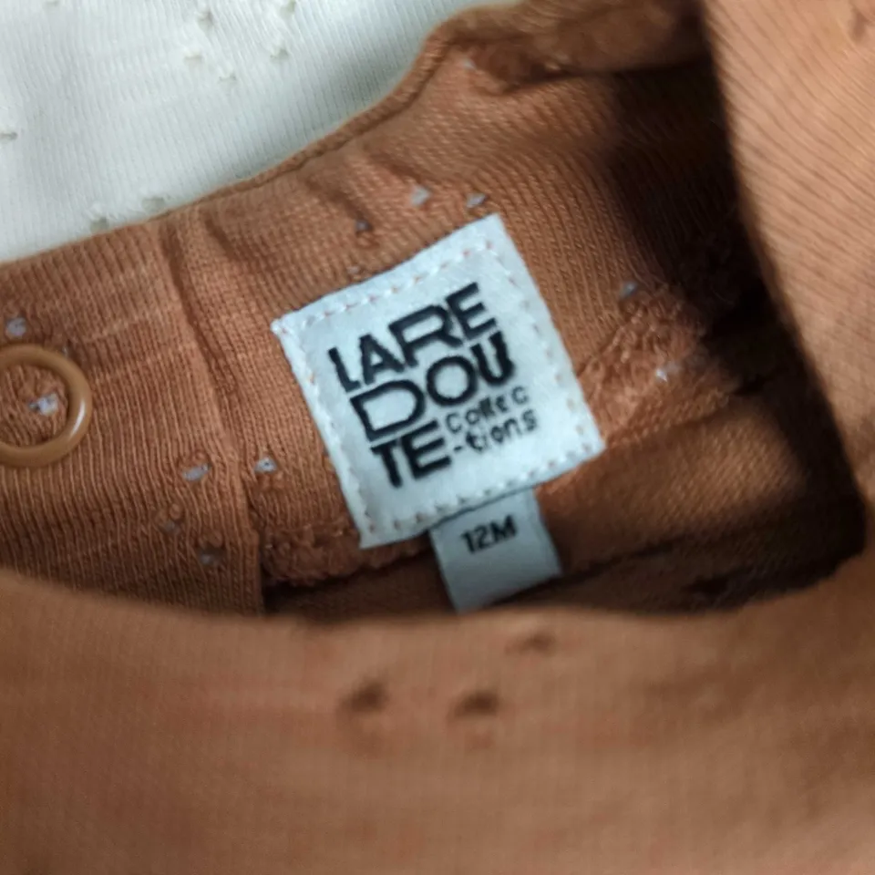 LA REDOUTE COLLECTIONS BABY TOPS – WHITE & TERRACOTTA EYELET (12M) SET OF 2