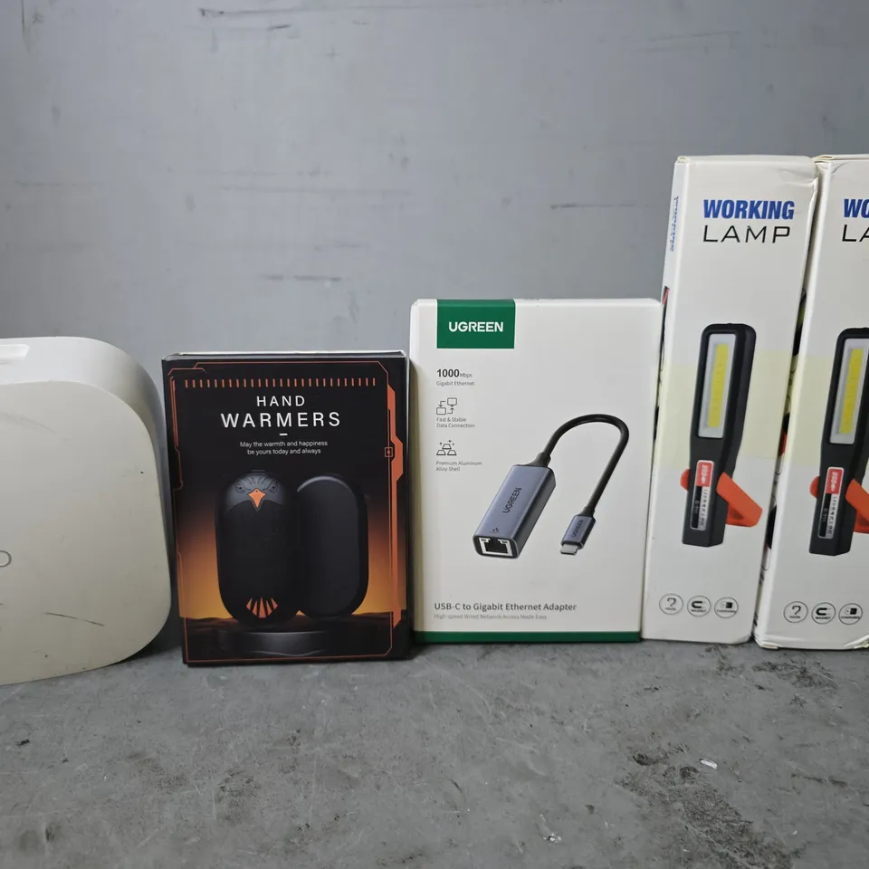 APPROXIMATELY 12 ASSORTED ITEMS TO INCLUDE - WORKING LAMP , UGREEN USB-C ETHERNET ADAPTER ,HAND WARMER ETC